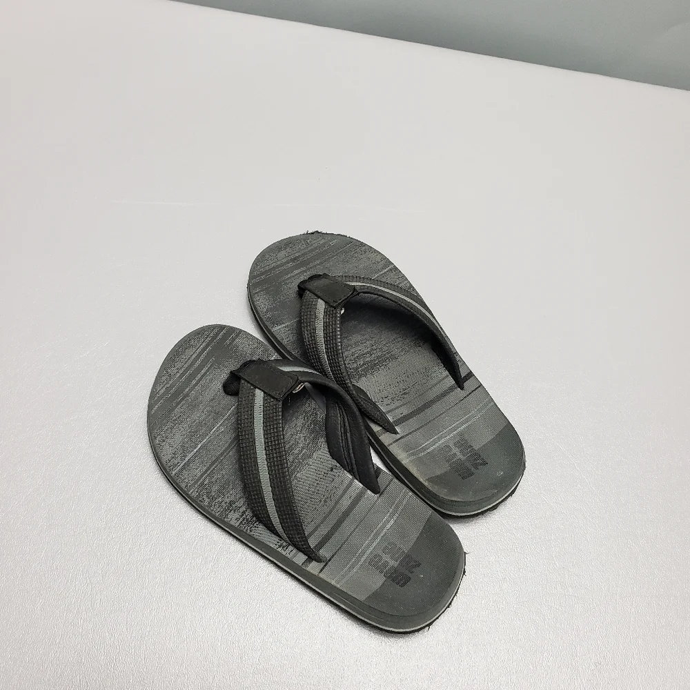 Boys wave zone flip flops size 13